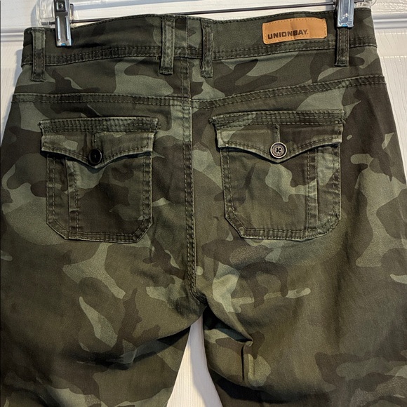 UNIONBAY Green Camouflage Cargo Pants with Zipper Detail under front pocket - Picture 5 of 9
